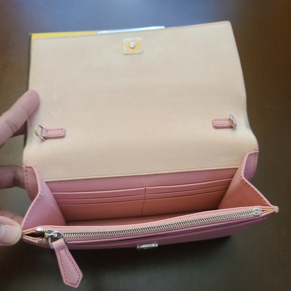 Authentic Preloved  Fendi Wallet in Chain - Picture 3 of 4
